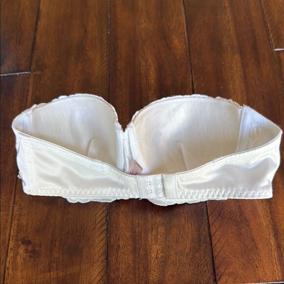 Victoria Secret Vintage Elegant White Lace Strapless Bra - Picture 4 of 7